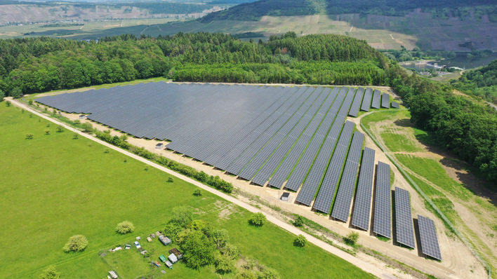 Trianel-Projekt mit 19.750 PV-Modulen oberhalb eines Weinanbaugebietes im rheinland-pfälzischen Schleich an der Mosel.