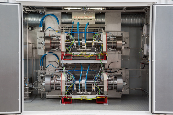 Einblick in einen Maximator-Container für einen Elektrolyseur. Zahlreiche Kabelverbindungen sind offensichtlich im Einsatz. Das heißt, Lapp kann hier einen wichtigen Beitrag leisten. 