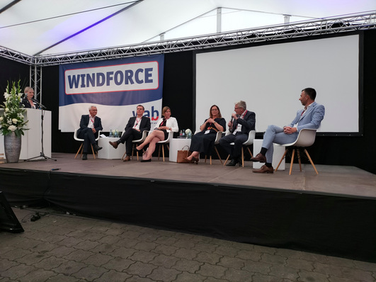 Windforce 2023 in Bremerhaven, Podium "Reaching 2030 targets, Challenges and opportunities", mit (von links), WAB-Geschäftsführerin und Moderatorin Heike Winkler, Steelwind-Geschäftsführer Andreas Liessem, Vice President Offshore Sales bei Siemens Gamesa Jan Vollrath, Ørsted-Vorstandsmitglied Iris Franco Fratini, der Chef des Schiffbauverbands VSB, Reinhard Lüken, und Tim Meyerjürgens, COO Tennet.