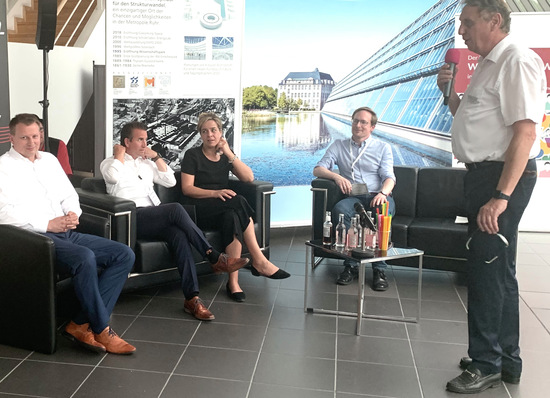 Lounge-Diskussion beim Branchentag Windenergie mit Mona Neubaur (Mitte), rechts daneben Tim Loppe, Naturstrom, rechts außen Veranstalter Klaus Lorenz. Ganz links Stadtbaurat Christoph Heidenreich, daneben Christian Mildenberger, Geschäftsführer Landesverband Erneuerbare Energien NRW. 