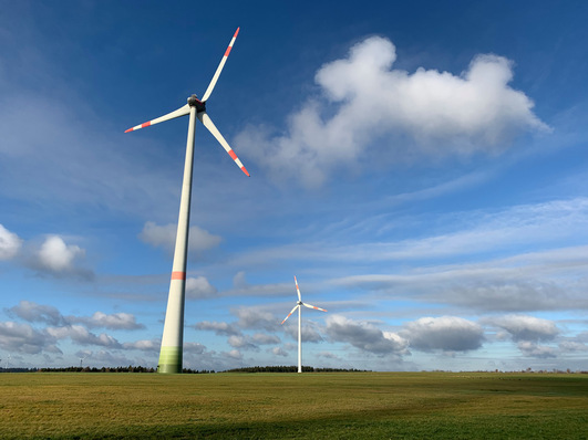 Windpark Schleiden. Im Vordergrund eine Enercon-Anlage des Gesamtwindparks Schleiden-Schöneseiffen. Statkraft hat zwei GE-Anlagen mit 1,5 Megawatt abgebaut, eine Anlage davon noch im Hintergrund zu sehen.