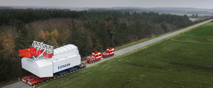 Offshorewind kommt in Schwung. Transport der V236-15MW Nacelle zur Prototyperrichtung am dänischen Teststandort Østerild im November 2022