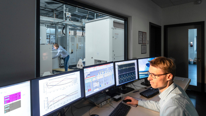 Am Prüfstand im Multi-Megawatt-Labor führen die Forscher:innen des Fraunhofer ISE die Impedanzspektroskopie an Wechselrichtern durch.