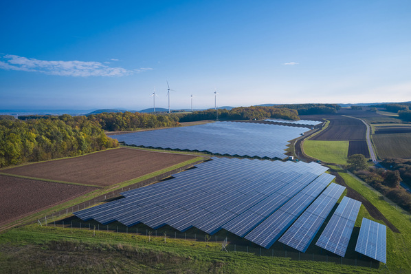 Seltener Anblick: Wind und Solar auf einem Bild in Bayern.