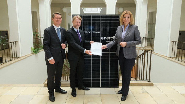 Die Vorstandsvorsitzende von Enercity, Susanna Zapreva (rechts im Bild) und der niedersächsische Finanzminister Gerald Heere haben den Vertrag zum Bau der Solaranlagen unterzeichnet.