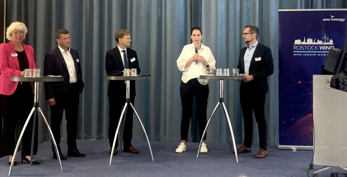 Spannende Talkrunde zur Eröffnung (v.l.): BWE-Präsidentin Bärbel Heidebroek, Torsten Kuntze, Managing Director der VEM Sachsenwerk GmbH, Moderator Wolfram Axthelm, Geschäftsführer BEE, Ines Jesse, Staatssekretärin im Ministerium für Wirtschaft, Mecklenburg-Vorpommern, Bengt A. Bergt, Mitglied des Deutschen Bundestages, SPD. 