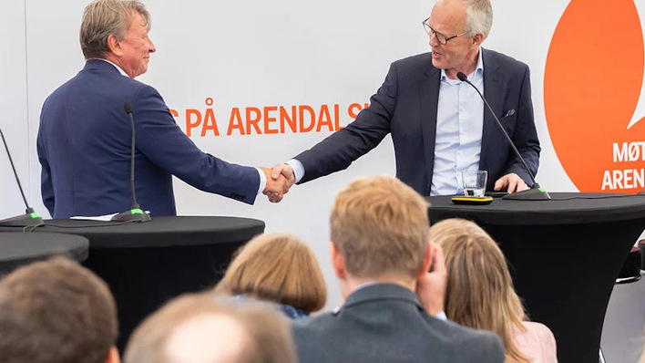 Tor-Ove Horstad von Hydro Rein (links im BIld) und Ole-Wilhelm Meyer von OVF besiegeln die Zusammenarbeit beim Bau von Solarparks.