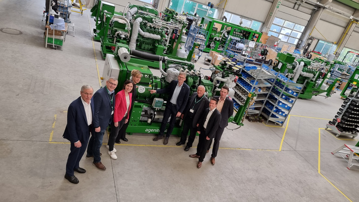 NRW-Wirtschaftsministerin Mona Neubaur und Vertreter des LEE NRW besuchten 2G Energy. 