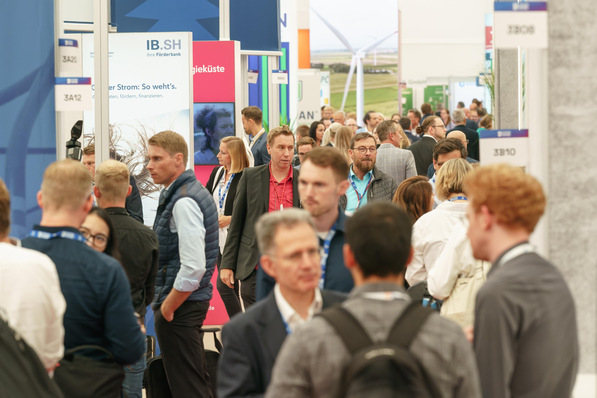 Messe Husum Wind  - großer Andrang in der Halle 3 - 12.09..2023 - Foto Marcus Dewanger