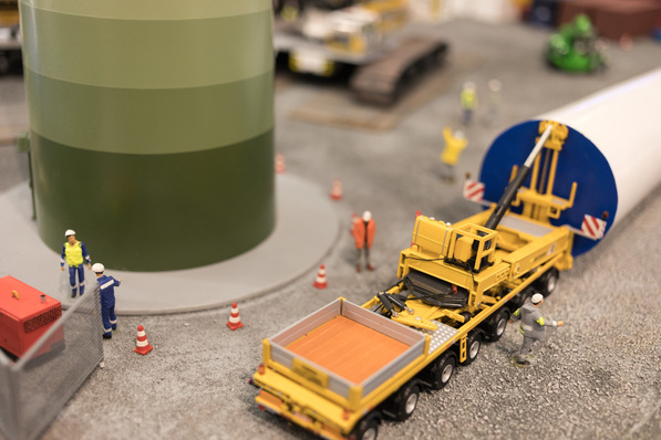 Für den Turmbau für sehr sehr große Anlagen bis 200 Meter Nabenhöhe wachsen die Kapazitäten. Das ist notwendig und eine Chance für neue oder verbesserte Konzepte. 