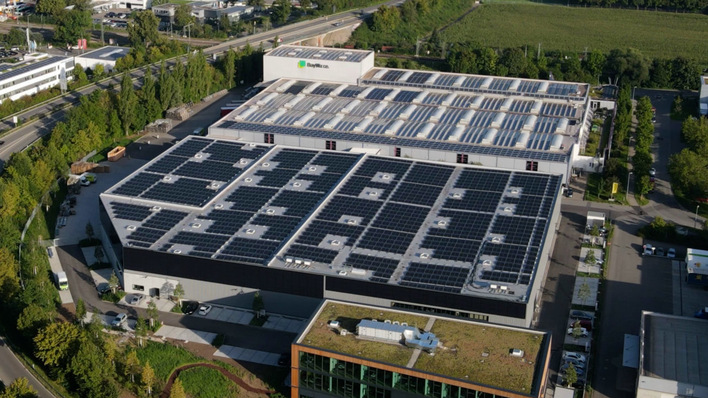 Mit den 1,3 Megawatt Photovoltaik produziert Baywa RE mehr als im neuen Logistik- und Bürogebäude gebraucht wird.