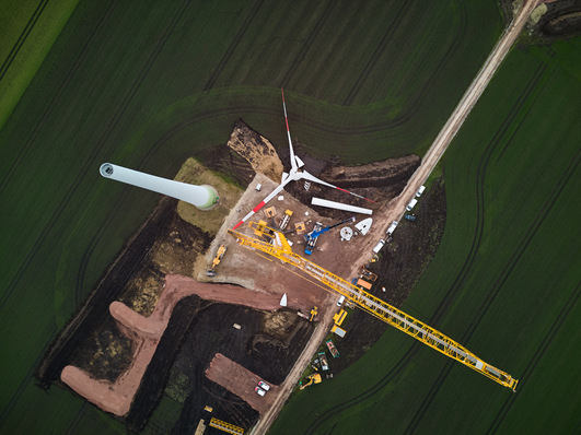 Zunehmend bedeutende Windparkerneuerung: Repowering im Windpark Gevensleben, Rückbau von E-70-Anlagen von Enercon durch Hagedorn im Februar 2023