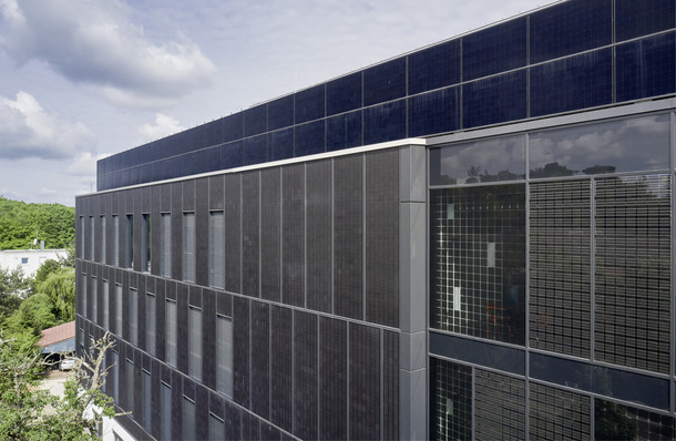 Das neue Bürogebäude von Drees & Sommer in Stuttgart hat eine üppige Solarfassade bekommen.
