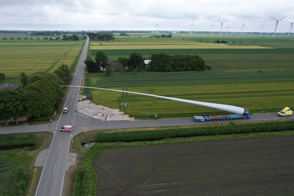 Windkrafttransporte sind ohnehin schon aufwändig. Rotorblatttransport zur Errichtung des schleswig-holsteinischen Windparks Vettenbüttel bei Brunsbüttel