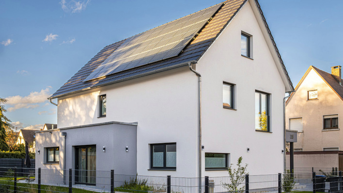 Steigende Energiepreise? Eigentümer von Einfamilienhäusern können sich mit Solarstrom auch komplett davon abkoppeln.
