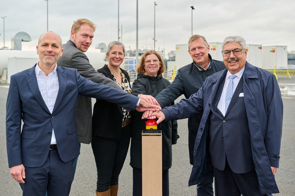 Start des Probebetriebs des Hydrogen Lab Bremerhaven: David Wenger, Geschäftsführer Wenger Engineering; Kevin Schalk, Gruppenleiter HLB Fraunhofer Iwes; Nora Denecke, Abteilungsleiterin Wasserstofflabore und Feldtests Fraunhofer Iwes; Kristina Vogt, Senatorin für Wirtschaft in Bremen, Andreas Reuter, Institutsleiter Fraunhofer Iwes, Melf Grantz, Oberbürgermeister Bremerhaven (v.l.) drücken den symbolischen roten Knopf. 