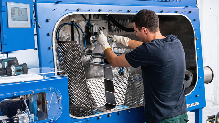 In der Pilotanlage werden die Batterien zunächst in ihre Einzelteile zerlegt.