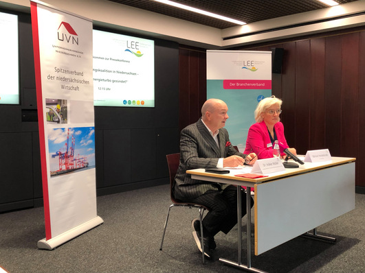 LEE-Vorsitzende Bärbel Heidebroeck und der Chef der Unternehmerverbände Volker Müller bei der Pressekonferenz. 