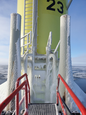 Harte Bedingungen: Windturbine im ersten Offshore-Windpark Finnlands, Tahkoluoto, der mit der ersten Anlage 2010 und mit den leistungsstärkeren Turbinen 2017 in Betrieb ging. Er besteht aus einer 2,3- plus zehn 4,2-Megawatt-Anlagen mit zusammen 42 Megawatt. Bis 2027 wird die Erweiterung von Tahkoluoto zu Tahkoluoto Extension stattfinden, ein 700-MW-Vorhaben. Jetzt aber wird mit modernsten Anlagen und Gigawattwindparks geplant.