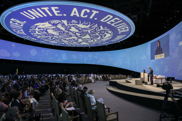 Ibrahim Al Hashimi, Minister für internationale Zusammenarbeit der Vereinigten Arabischen Emirate, und Tedros Adhanom Ghebreyesus, Generaldirektor der Weltgesundheitsorganisation WHO auf der Klimakonferenz Cop 28 in Dubai, 2. Dezember.