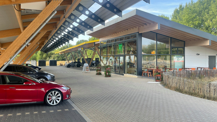 Über zeitvariable Stromtarife können die Unternehmen in Zukunft auch ihre flexiblen Lasten wie Ladestationen von Elektroautos oder Speicher optimal nutzen.