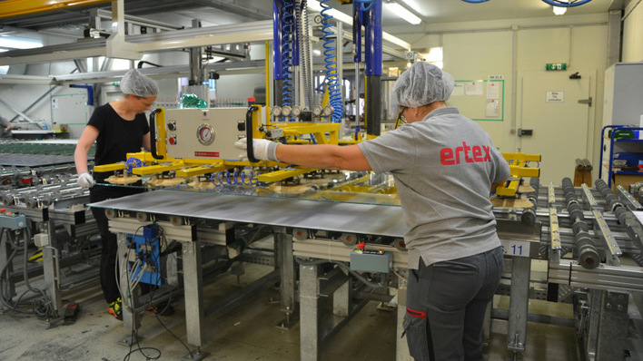 So kleinteilig wie beim BIPV-Modulhersteller Ertex Solar im österreichischen Amstetten muss es nicht zwingend sein. Doch die kleinen Hersteller mit ihren Sonder- und Systemlösungen haben bessere Chancen, gegen die Konkurrenz aus China zu bestehen.