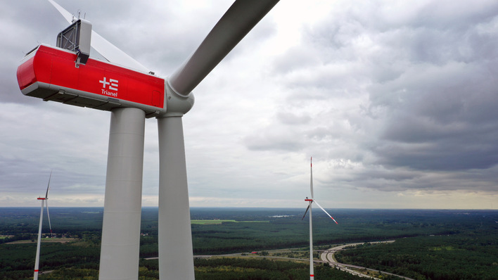Im Nachbarbundesland geht es schon: In Brandenburg 2021 in Betrieb genommener Waldwindpark Spreeau. Das Projekt ist Teil einer kombinierten Entwicklung zweier Windparks mit kommunaler Beteiligung, projektiert durch Stadtwerke-Unternehmen Trianel und Abo Wind: 18 Anlagen mit 66,4 Megawatt. In Sachsen-Anhalt könnte die Windkraftnutzung im Wirtschaftswald demnächst aber ebenfalls möglich werden.