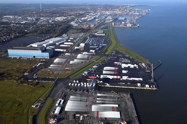  Der Hafen von Cuxhaven: Flächen werden schon jetzt knapp. 80 Prozent aller verschifften Rotorblätter landen hier. 