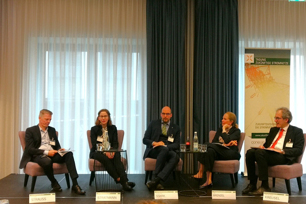  Die Moderatoren Philipp Strauss (Fraunhofer IEE) und Jochen Kreusel (Hitachi Energy) diskutieren mit Vera Benzel (Tennet), Matthias Stark (BEE), Kerstin Stratmann (ZVEI) und dem digital zugeschalteten Roland Hermes (E.ON). 