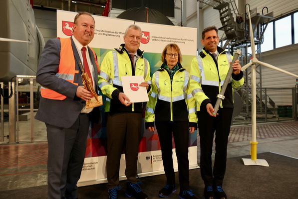  Übergabe des Förderbescheids: Cuxhavens Oberbürgermeister Uwe Santjer, Jochen Eickholt, CEO von Siemens Gamesa, die im Bundeswirtschaftsministerium zuständige Abteilungsleiterin für Wirtschaftspolitik, Niedersachsens Wirtschaftsminister Olaf Lies (von links nach rechts).