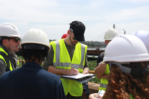  8.2 unterstützt das Projekt in Uganda