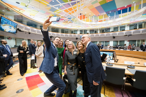  Unterzeichnung der europäischen Windcharta am 19. Dezember bei der EU, feiernde Windkraftunterstützer im Sitzungssaal des Europäischen Rates der EU mit Wind-Europe-Chef Giles Dickson (rechts)