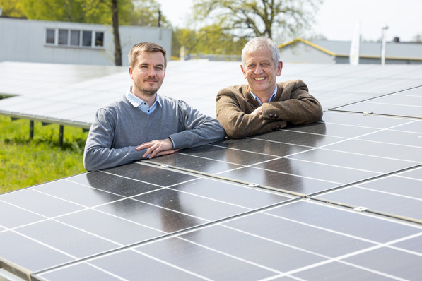  Martin Siebert, technischer Leiter der Papierfabrik Drewsen (links), und Ludger Benien, verantwortlich für das Erreichen der Klimaziele bei Drewsen.