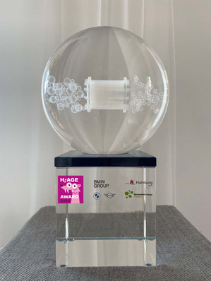  Der Pokal verbunden mit einer Laudatio wird einem Unternehmensvertreter während des dritten Nationalen Wirtschaftsforum Wasserstoff am 7. Mai 2024 in Hamburg feierlich überreicht.