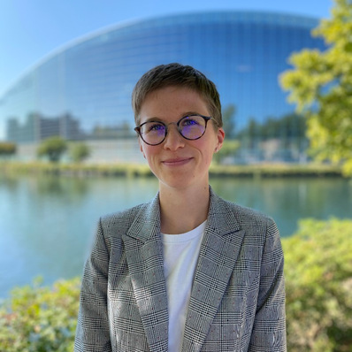  Lucie Lochon, Referentin für Systeme und Märkte, Deutsch-französisches Büro für die Energiewende (DFBEW), referiert auf der Konferenz Sectors4Energy am 2. und 3.7. in Köln.