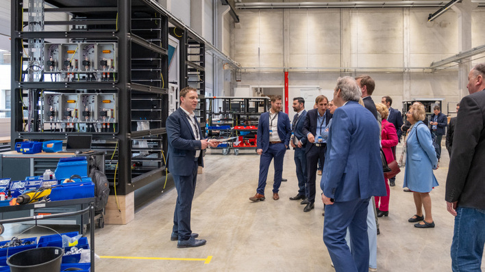  Franz-Josef Feilmeier führt anlässlich der Einweihung die versammelten Ehrengäste durch die neue Fabrik.