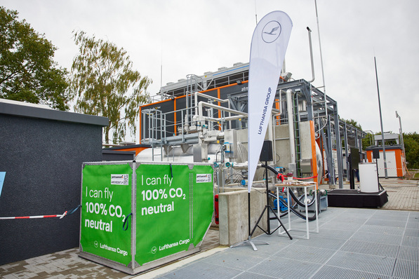 100 Prozent CO2 neutral fliegen. Die DUH bezweifelt dieses Versprechen der Lufthansa.