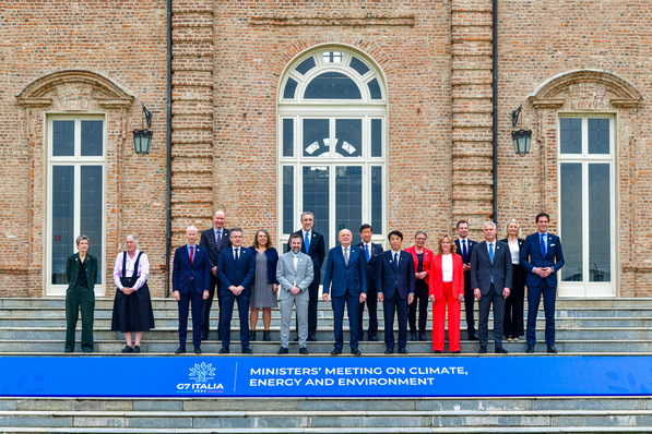  29.-30.4.2024, G7-Treffen der Umwelt-, Klimaschutz- und Energieminister in Turin: mit dem Umwelt- und Energiesicherheitsminister Italiens, Gilberto Pichetto Fratin (Mitte, vorne) als Vertreter des Gastgeberlandes Italien sowie mit (jeweils in Rot) Bundesumweltministerin Steffi Lemke (vorne) und der Staatssekretärin im Bundeswirtschaftsministerium, Anja Haiduk (hinten)