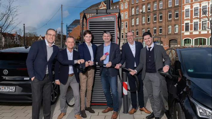  Die Bietergemeinschaft Autostrom hat gleich drei der sechs Zuschläge für den Bau von Schnellladestationen gewonnen: Paul Willi Pohl, Geschäftsführer der Pohl-Gruppe, Burkhard Seizer, Geschäftsführer Autostrom Plus, Lukas Kemper, Projektmanager Nachhaltige Energien Q1 Energie, Jan Trense, Geschäftsbereichsleiter Dienstleistungen und E-Mobilität Enercity, Mike Süggeler, Geschäftsführer Westfalen Weser Ladeservice und Sebastian Herkenhoff, Leiter Nachhaltige Energien bei Q1 Energie (v.l.n.r.).