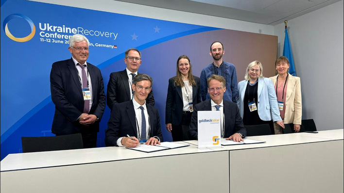  Joachim Goldbeck (vorn rechts) und Arvid Tuerkner vond er EBRD (vorn links) haben die Gründung des Joint Venture im Rahmen der Ukraine Recovery Conference in Berlin unterzeichnet.