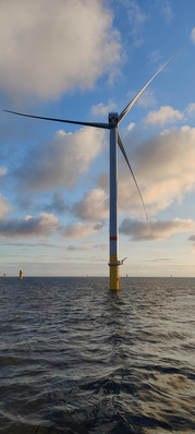  Die erste Anlage des Nordsee-Windparkprojekts Borkum Riffgrund 3 steht. Die getriebelose Maschine vom Typ SG 11.0-200 DD von Siemens Gamesa ist die erste von bald 83 Turbinen im vorerst größten deutschen Offshore-Windpark.  