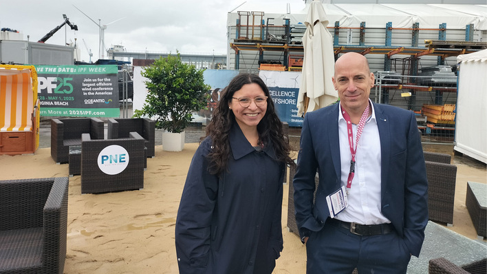 Lizet Ramirez, Senior Analyst Wind Energy Supply Chain, Wind Europe, und Jost Backhaus, CEO, Steelwind Nordenham, im Juni 2024 auf der Konferenz Windforce in Bremerhaven