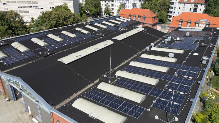 Der neue Generator auf dem Dach des Servicelagers der BVG in Weißensee leistet 127 Kilowatt.