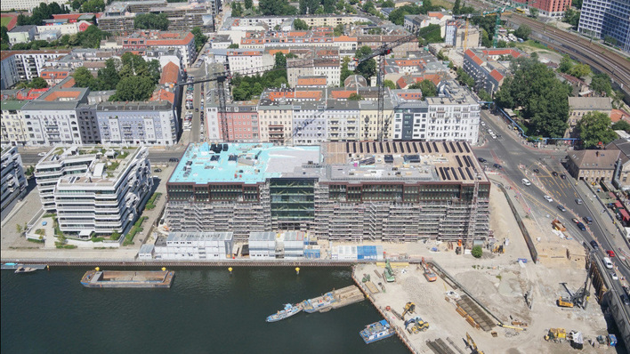 Das neue Bürogebäude am Berliner Osthafen ist in nachhaltiger Holzhybridbauweise errichtet. Auch der Betrieb wird dank der PVT-Anlage auf dem Dach klimaneutral werden.