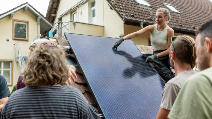 Die Teilnehmer:innen am Solarcamp lernen nicht nur die Grundlagen der Photovoltaik, sondern auch die Installation der Anlagen.