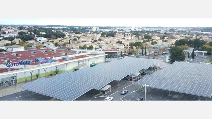 Carrefour lässt 350 der Parkplätze vor seinen Supermärkte mit Solaranlagen überdachen.