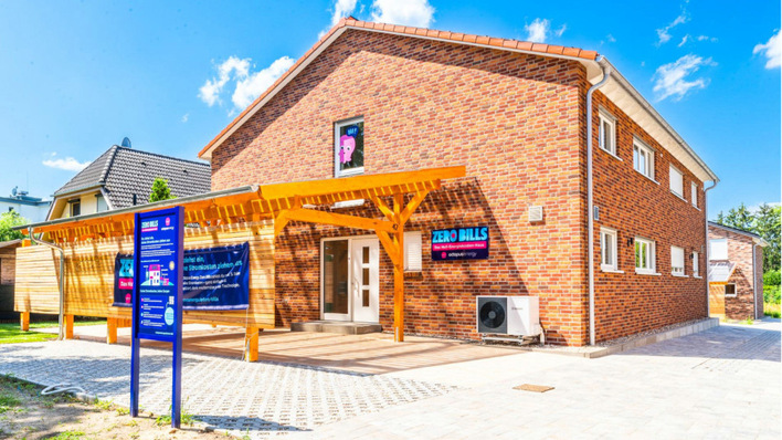 Das erste Gebäude in Deutschland, das mit dem Konzept der Energiekostenfreiheit in Deutschland gebaut wurde, steht in Mahlow bei Berlin.