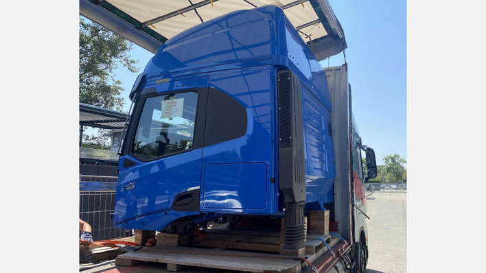 Die Kabine für den emissionsfreien Lkw hat Gruber Logistics vom Iveco-Werk in Ulm nach Wien zum AIT transportiert.