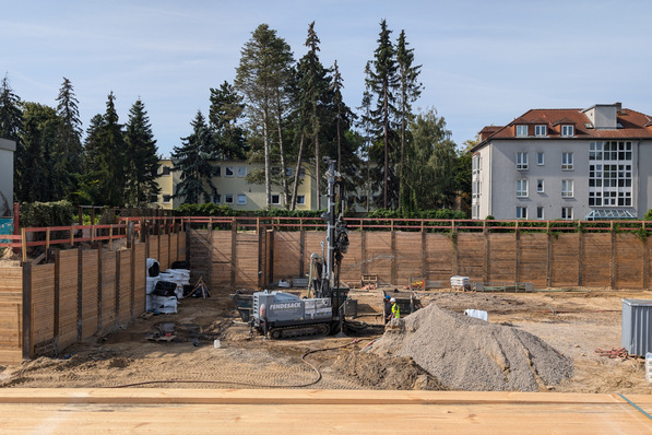 Die Geotechniker versenken die 35 Erdsonden. 