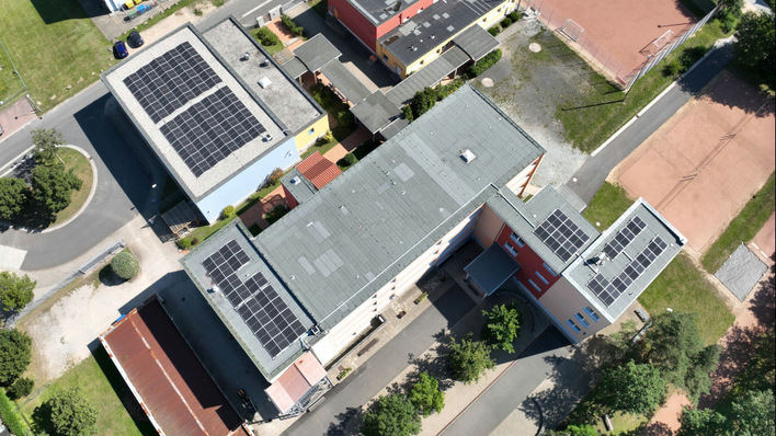 Insgesamt 180 Solarmodule hat die Energiegenossenschaft auf das Schulgebäude in Kodersdorf gebaut.